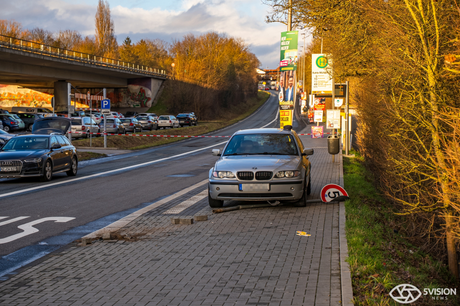 Ein schwerer Verkehrsunfall hat am Dienstagnachmittag in Wiesbaden-Biebrich eine Mutter und ihre zwei Kleinkinder verletzt. Der 22-jährige Fahrer eines BMW verlor die Kontrolle, als er in die Saarstraße abbog.