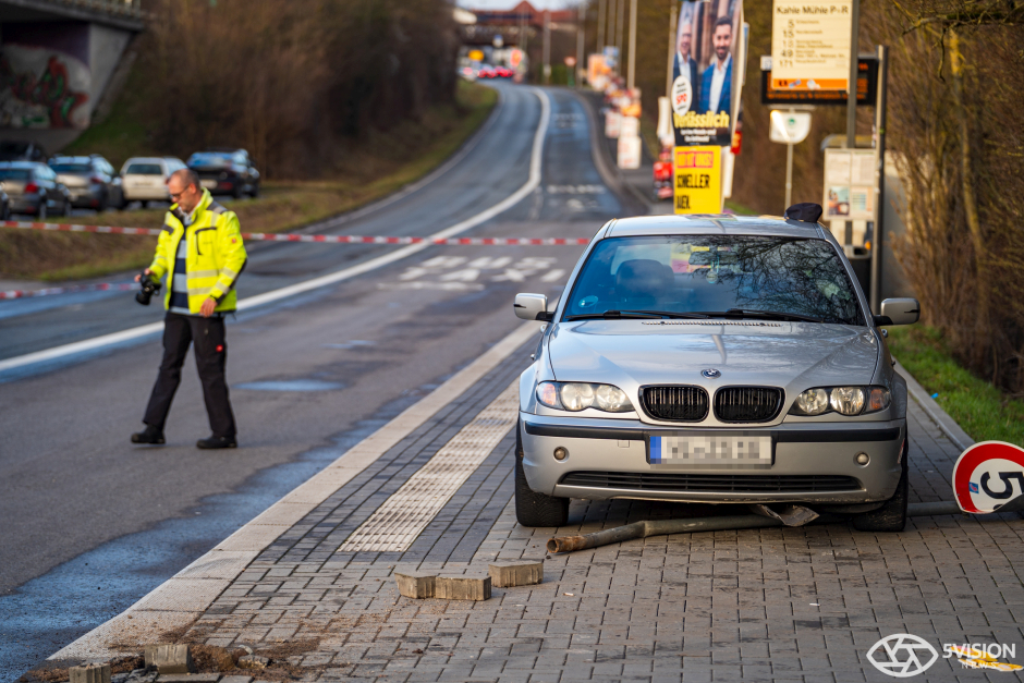 Ein schwerer Verkehrsunfall hat am Dienstagnachmittag in Wiesbaden-Biebrich eine Mutter und ihre zwei Kleinkinder verletzt. Der 22-jährige Fahrer eines BMW verlor die Kontrolle, als er in die Saarstraße abbog.
