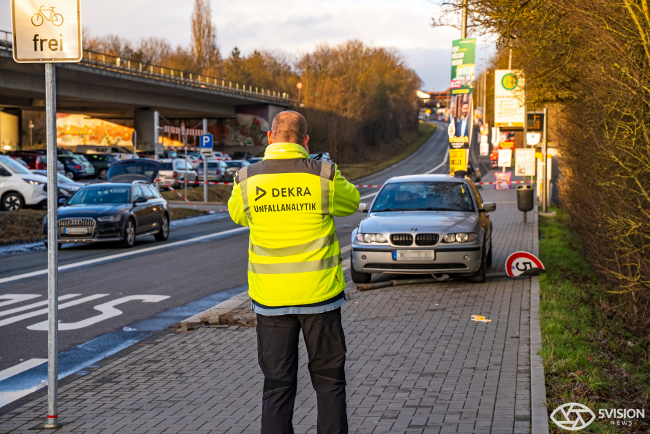 Ein schwerer Verkehrsunfall hat am Dienstagnachmittag in Wiesbaden-Biebrich eine Mutter und ihre zwei Kleinkinder verletzt. Der 22-jährige Fahrer eines BMW verlor die Kontrolle, als er in die Saarstraße abbog.