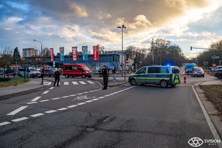 Ein schwerer Verkehrsunfall hat am Dienstagnachmittag in Wiesbaden-Biebrich eine Mutter und ihre zwei Kleinkinder verletzt. Der 22-jährige Fahrer eines BMW verlor die Kontrolle, als er in die Saarstraße abbog.