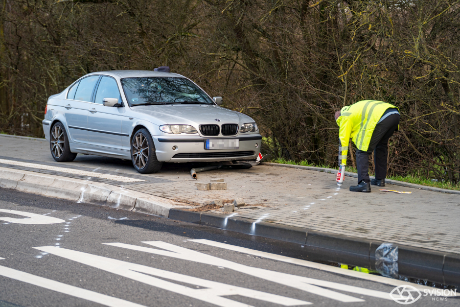 Ein schwerer Verkehrsunfall hat am Dienstagnachmittag in Wiesbaden-Biebrich eine Mutter und ihre zwei Kleinkinder verletzt. Der 22-jährige Fahrer eines BMW verlor die Kontrolle, als er in die Saarstraße abbog.