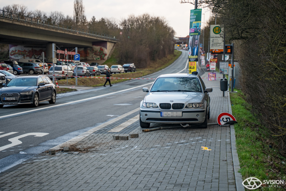 Ein schwerer Verkehrsunfall hat am Dienstagnachmittag in Wiesbaden-Biebrich eine Mutter und ihre zwei Kleinkinder verletzt. Der 22-jährige Fahrer eines BMW verlor die Kontrolle, als er in die Saarstraße abbog.