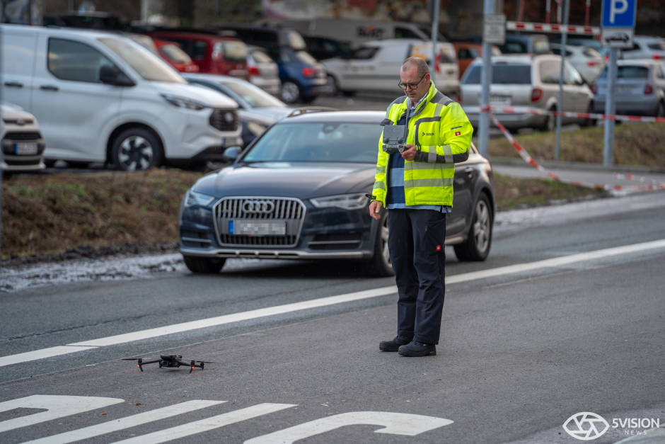 Ein schwerer Verkehrsunfall hat am Dienstagnachmittag in Wiesbaden-Biebrich eine Mutter und ihre zwei Kleinkinder verletzt. Der 22-jährige Fahrer eines BMW verlor die Kontrolle, als er in die Saarstraße abbog.
