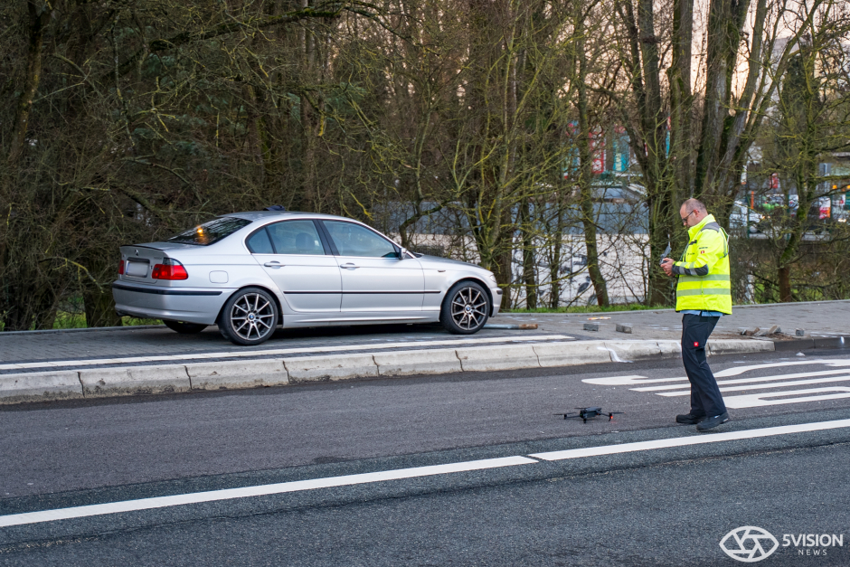 Ein schwerer Verkehrsunfall hat am Dienstagnachmittag in Wiesbaden-Biebrich eine Mutter und ihre zwei Kleinkinder verletzt. Der 22-jährige Fahrer eines BMW verlor die Kontrolle, als er in die Saarstraße abbog.