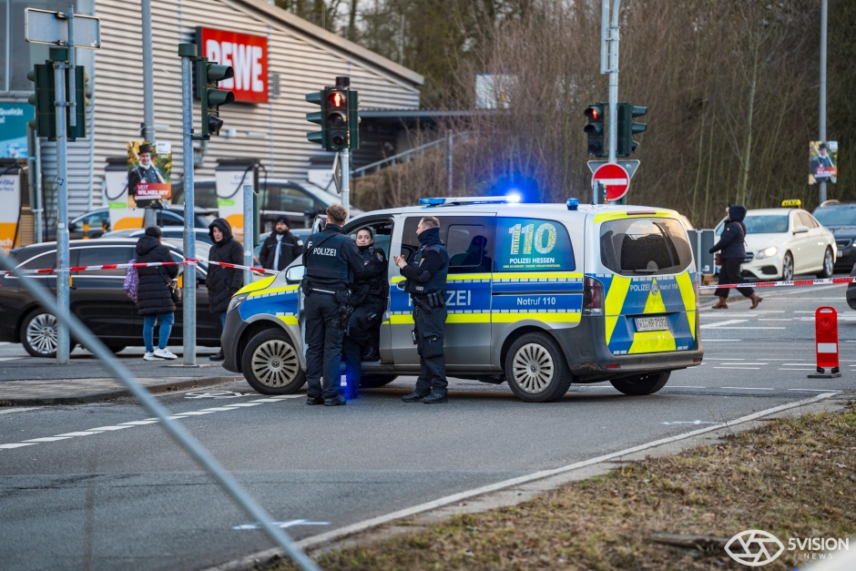 Ein schwerer Verkehrsunfall hat am Dienstagnachmittag in Wiesbaden-Biebrich eine Mutter und ihre zwei Kleinkinder verletzt. Der 22-jährige Fahrer eines BMW verlor die Kontrolle, als er in die Saarstraße abbog.