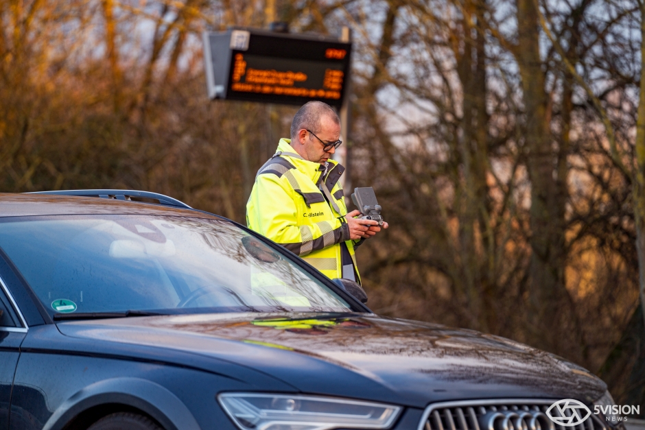 Ein schwerer Verkehrsunfall hat am Dienstagnachmittag in Wiesbaden-Biebrich eine Mutter und ihre zwei Kleinkinder verletzt. Der 22-jährige Fahrer eines BMW verlor die Kontrolle, als er in die Saarstraße abbog.