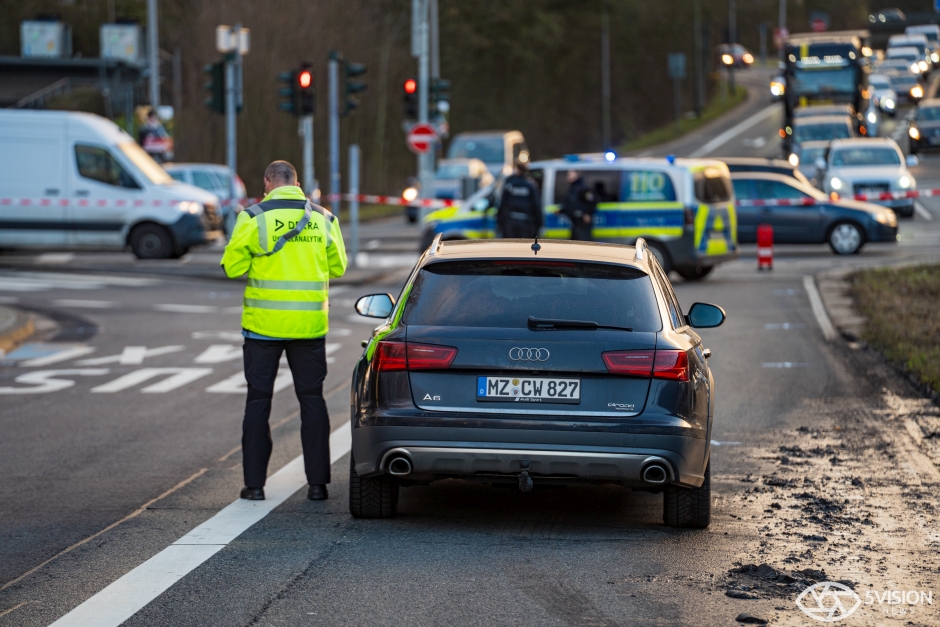 Ein schwerer Verkehrsunfall hat am Dienstagnachmittag in Wiesbaden-Biebrich eine Mutter und ihre zwei Kleinkinder verletzt. Der 22-jährige Fahrer eines BMW verlor die Kontrolle, als er in die Saarstraße abbog.