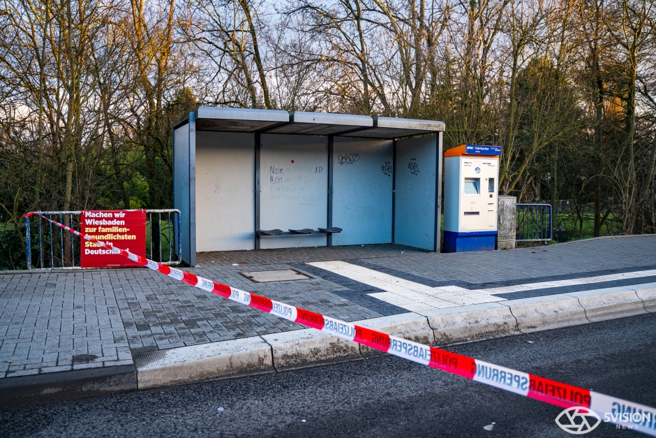 Ein schwerer Verkehrsunfall hat am Dienstagnachmittag in Wiesbaden-Biebrich eine Mutter und ihre zwei Kleinkinder verletzt. Der 22-jährige Fahrer eines BMW verlor die Kontrolle, als er in die Saarstraße abbog.