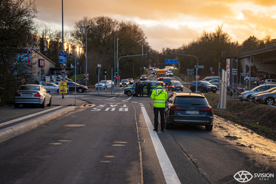 Ein schwerer Verkehrsunfall hat am Dienstagnachmittag in Wiesbaden-Biebrich eine Mutter und ihre zwei Kleinkinder verletzt. Der 22-jährige Fahrer eines BMW verlor die Kontrolle, als er in die Saarstraße abbog.