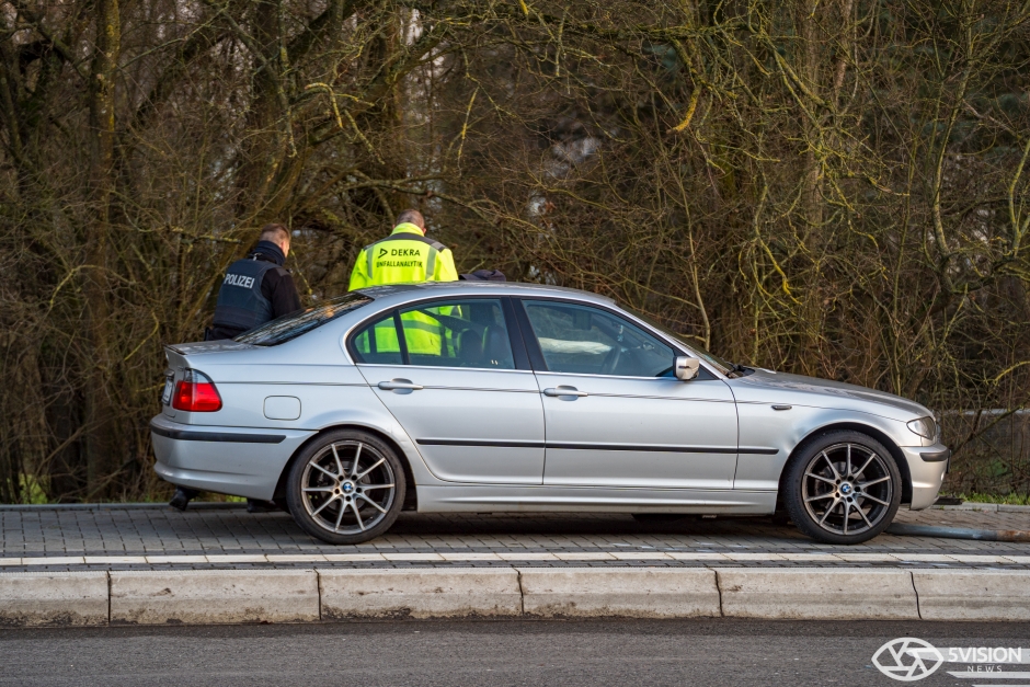 Ein schwerer Verkehrsunfall hat am Dienstagnachmittag in Wiesbaden-Biebrich eine Mutter und ihre zwei Kleinkinder verletzt. Der 22-jährige Fahrer eines BMW verlor die Kontrolle, als er in die Saarstraße abbog.