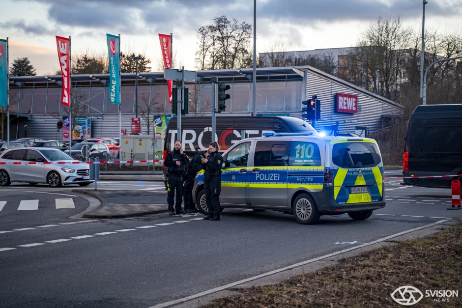 Ein schwerer Verkehrsunfall hat am Dienstagnachmittag in Wiesbaden-Biebrich eine Mutter und ihre zwei Kleinkinder verletzt. Der 22-jährige Fahrer eines BMW verlor die Kontrolle, als er in die Saarstraße abbog.