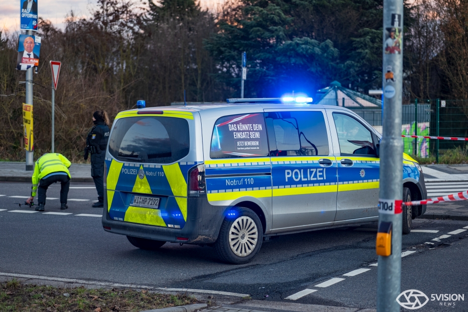 Ein schwerer Verkehrsunfall hat am Dienstagnachmittag in Wiesbaden-Biebrich eine Mutter und ihre zwei Kleinkinder verletzt. Der 22-jährige Fahrer eines BMW verlor die Kontrolle, als er in die Saarstraße abbog.