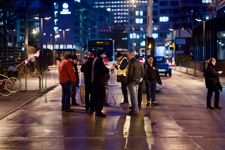 Nichts geht mehr auf Wiesbadens Schienen und Straßen: Der bundesweite Warnstreik der Gewerkschaft ver.di hat am Montag auch die Landeshauptstadt voll getroffen. Seit den frühen Morgenstunden standen fast alle Busse von ESWE Verkehr still. Während die Betriebshöfe verwaist blieben, quälten sich Pendler in Rekordstaus durch die Innenstadt.