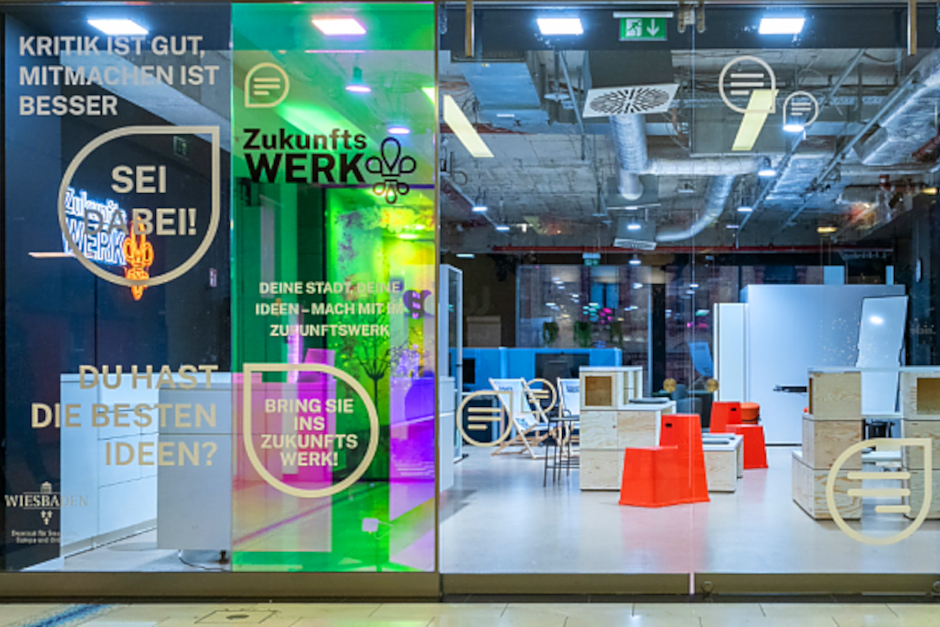 Wenn das eigene Zuhause zur Herausforderung wird oder die Pflegekraft der Angehörigen an ihre Grenzen stößt, stellen sich existenzielle Fragen. Soll die Pflege weiterhin in den eigenen vier Wänden stattfinden oder ist ein Umzug in eine Einrichtung der bessere Weg? Am Mittwoch, 25. Februar, bietet das „Zukunftswerk“ Wiesbaden im Luisenforum fachkundige Beratung und Antworten für Betroffene und Angehörige.