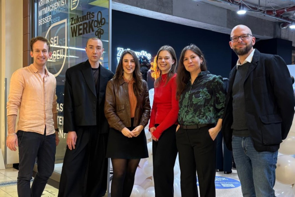 Das Zukunftswerk Wiesbaden und die Hochschule RheinMain starten wissenschaftliche Kooperation, teilt Maral Koohestanian (3. v.l.), Dezernentin für Smart City, Europa und Ordnung, mit.