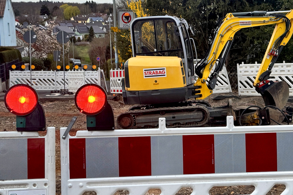 Sperrung der Grillparzerstraße in Wiesbaden für Bauarbeiten.