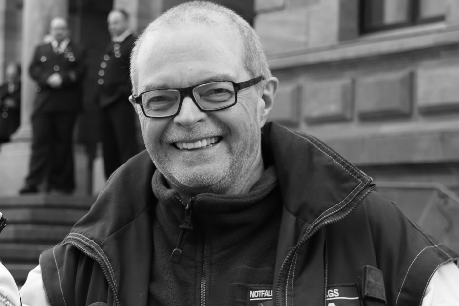 Pfarrer i.R. Andreas Mann, Gründer der Notfallseelsorge „Seelsorge in Notfällen“ (SiN) in Wiesbaden, ist am 4. März 2026 im Alter von 67 Jahren nach schwerer Krankheit gestorben. Als Rettungssanitäter und Seelsorger prägte er drei Jahrzehnte psychosoziale Hilfe in Hessen und begleitete Tausende in höchster Not.