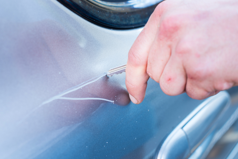 Zwischen Sonntagabend und Montagnachmittag wurden in der Emser Straße in Wiesbaden mehrere geparkte Fahrzeuge mutwillig zerkratzt. Der Täter ist bislang unbekannt. Der Sachschaden liegt im vierstelligen Bereich.