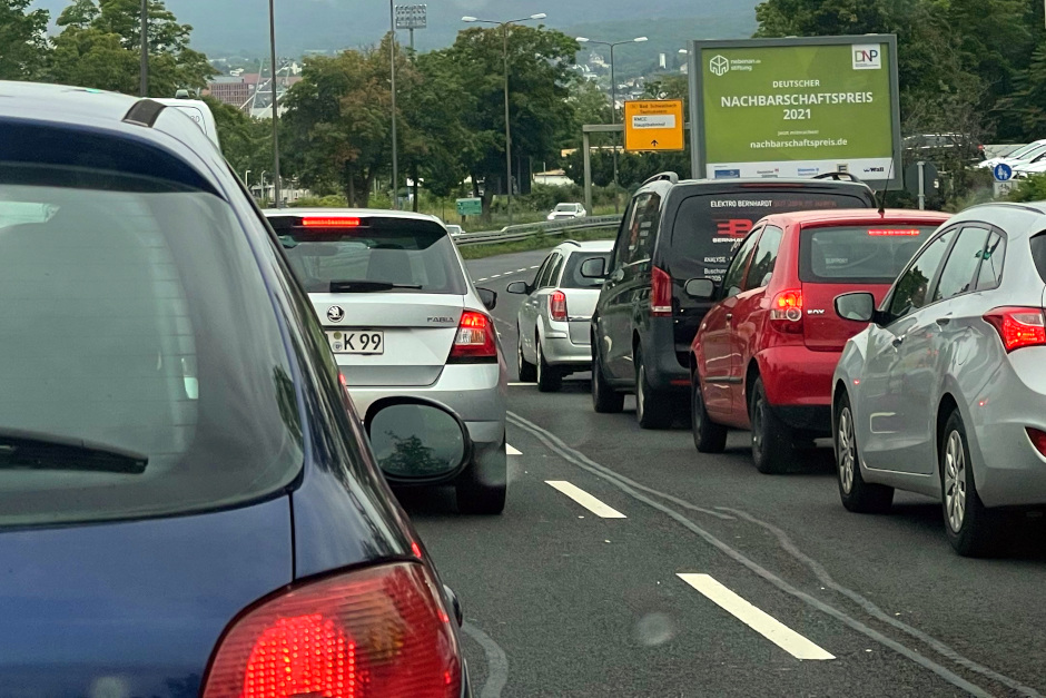 Wegen des hohen Verkehrsaufkommens im alten Ortskern von Kostheim reagiert die Stadt mit weiteren Maßnahmen auf die Sperrung der A671. Dazu zählen ein gesperrter Linksabbieger, zusätzliche Haltverbote, geänderte Signalzeiten und mehr Kontrollen durch die Stadtpolizei.