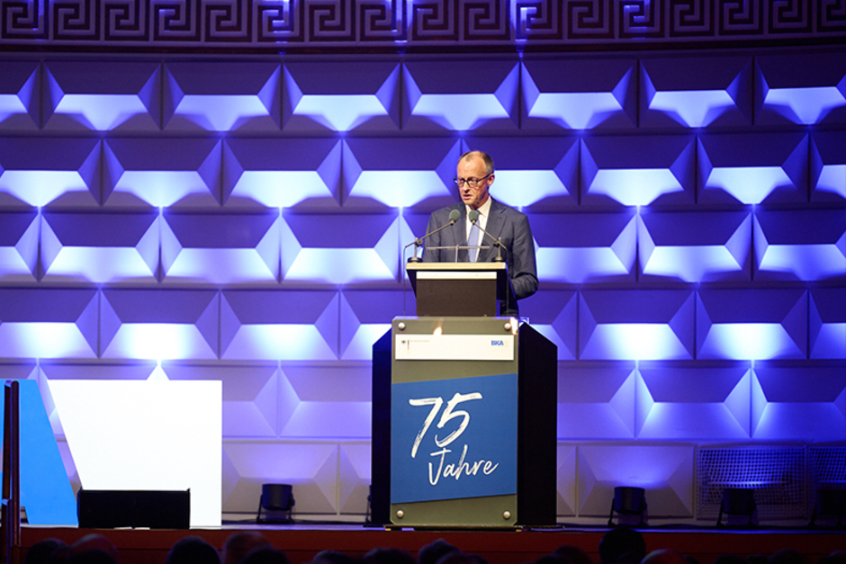 Im Wiesbadener Kurhaus wurde der Festakt zum 75. Jubiläum des Bundeskriminalamtes begangen.