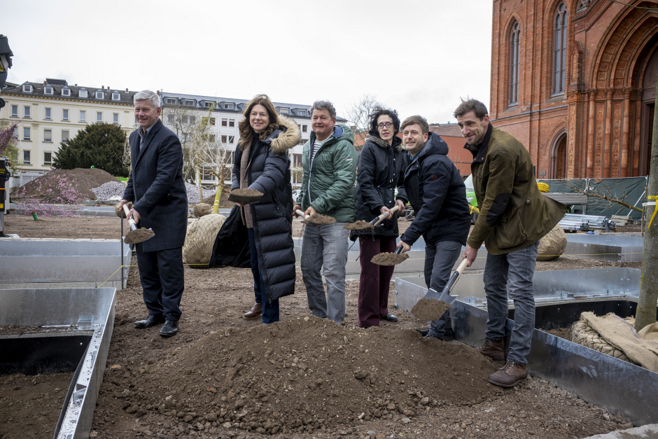 Baumpflanzungen auf dem Schlossplatz vor dem Marktkirche in Wiesbaden am Mittwoch, 25. März 20926