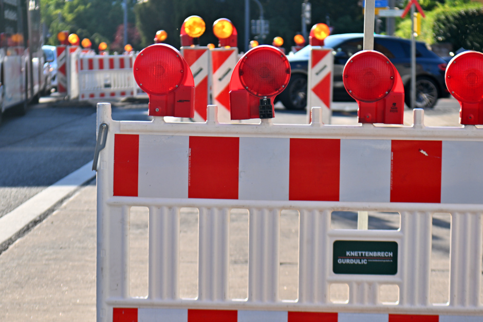 Fahrbahnabsenkung in der Saarbrücker Allee in Wiesbaden-Schierstein. Straße für Sanierung gesperrt.