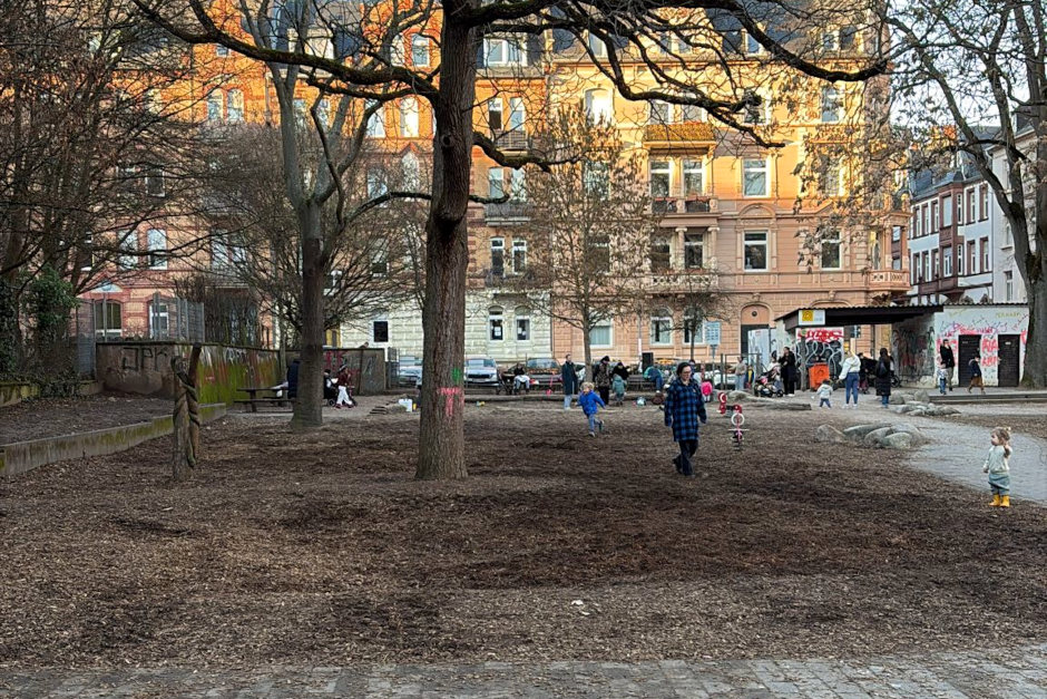 Der Blücherspielplatz im Wiesbadener Westend soll bis 2028 in einer umfassenden Neugestaltung zu einem sicheren, attraktiven Familien-Treffpunkt werden. Nach dem vollständigen Abbau der alten, maroden Geräte plant die Stadt Schaukeln, Klettergerüste, Sandkasten und Tischtennisplatten als Kern der neuen Ausstattung – ergänzt durch naturnahe Elemente und barrierearme Gestaltung.
