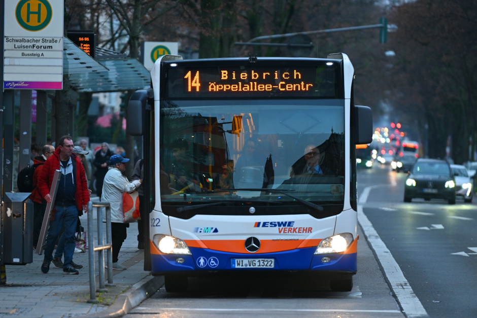 Erleichterung für Pendler: Nach nächtlichen Verhandlungen einigten sich Gewerkschaft Verdi und Kommunaler Arbeitgeberverband (KAV) Hessen auf einen Tarifkompromiss. Der drohende Nahverkehr-Streik 2026 ist passé – ESWE Verkehr Busse rollen planmäßig durch Wiesbaden.