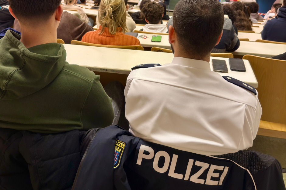 Demokratie und Respekt: „Cops im Dialog“ schlägt Brücken an der Wilhelm-Leuschner-Schule in Wiesbaden-Kostheim.