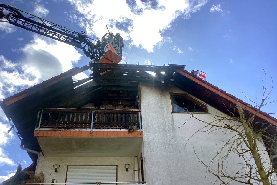 Was als vermeintlich kleiner Balkonbrand begann, entwickelte sich am Mittwochmorgen zu einem gefährlichen Einsatz für die Wiesbadener Feuerwehr. In Kloppenheim griffen die Flammen auf die Dachkonstruktion über und zwangen die Retter zu einem massiven Löschangriff. Während das Gebäude stromlos geschaltet werden musste, gab es beim Blick in die Brandwohnung eine tierische Erleichterung.