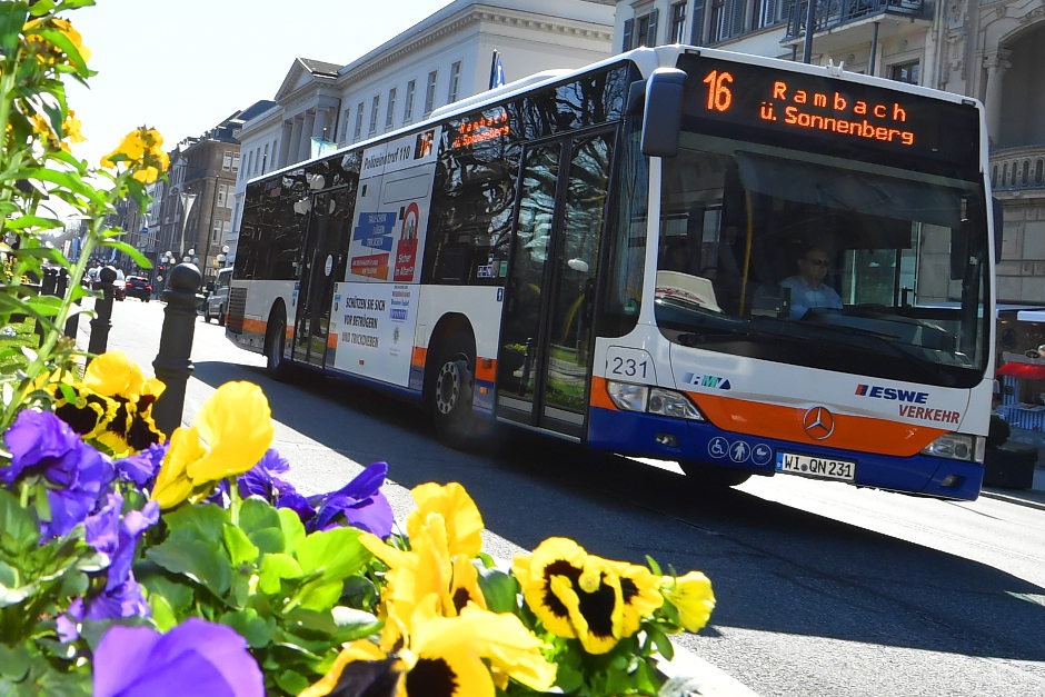 Zum Wiesbadener Ostermarkt von Freitag bis Sonntag, 20. bis 22. März 2026, empfiehlt die Stadt die Anreise mit Bus und Bahn: ESWE Verkehr bietet wieder das günstige Veranstaltungsticket an – und am verkaufsoffenen Sonntag ist der gesamte ÖPNV im Stadtgebiet sogar kostenlos