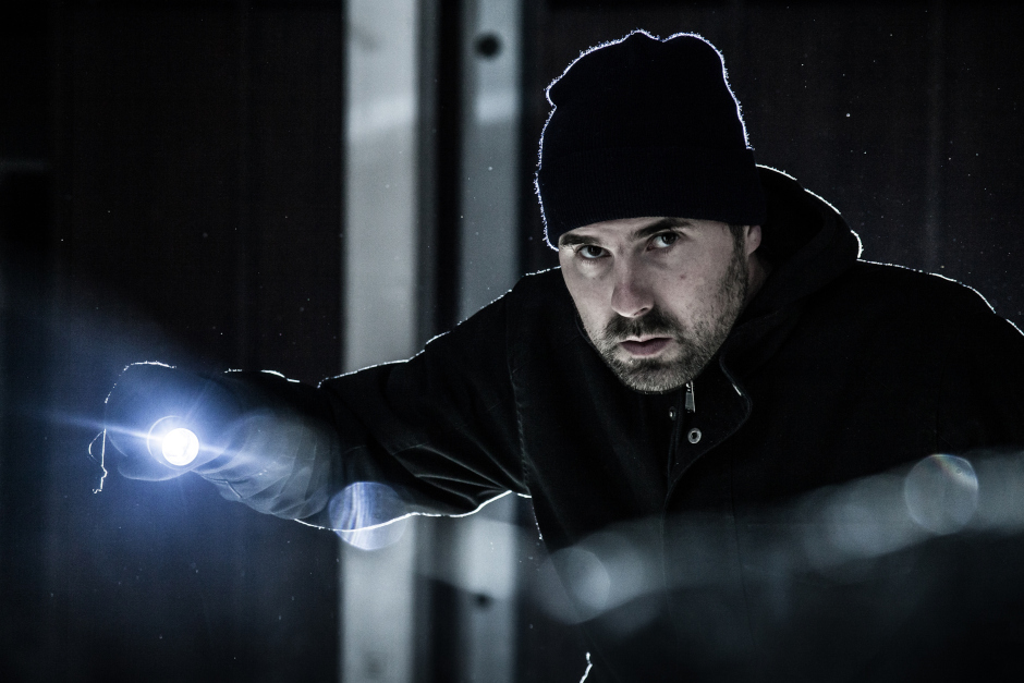 In Wiesbaden kam es innerhalb weniger Tage zu mehreren Einbrüchen in der Gertrud-Bäumer-Straße, der Röntgenstraße und in der Ellenbogengasse. Die Täter erbeuteten unter anderem Werkzeuge, elektronische Geräte, Schmuck und eine Münzsammlung; die Kriminalpolizei bittet um Hinweise.