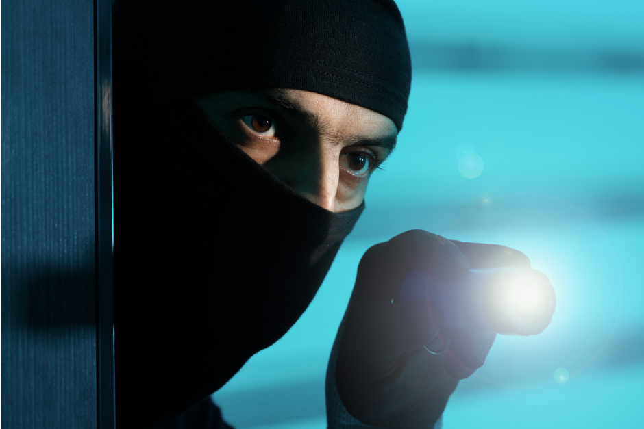 Drei Einbrüche in Wiesbaden am Dienstag. Geschäft, Wohnung und Goldschmiede – Polizei fahndet nach Täter.