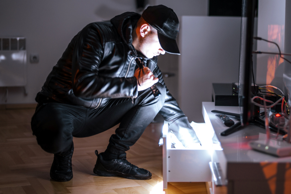 Lange Abwesenheit ausgenutzt: Einbrecher plündern Wohnung in Wiesbaden-Biebrich – Musikinstrument gestohlen.