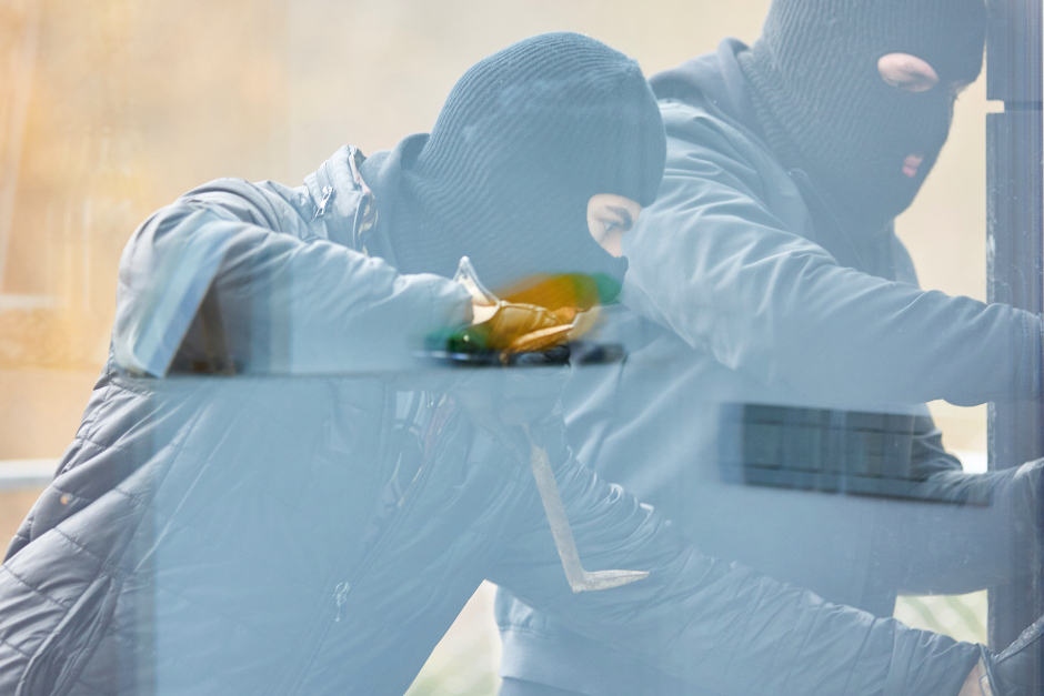 Zwei Wohnungseinbrüche in Wiesbaden-Dotzheim (09.03.–17.03.2026): Unbekannte Täter drangen über Terrassentüren in Häuser ein und stahlen Schmuck sowie Bargeld. Polizei ermittelt.