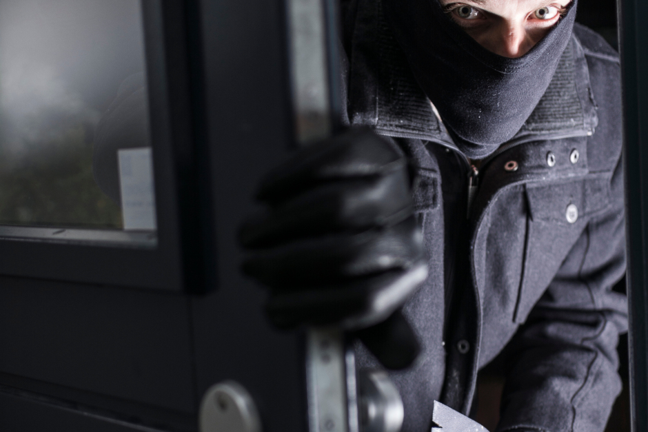 Einbrecher sind in der Nacht zum Dienstag in eine Gewerberaum in Wiesbaden eingestiegen.