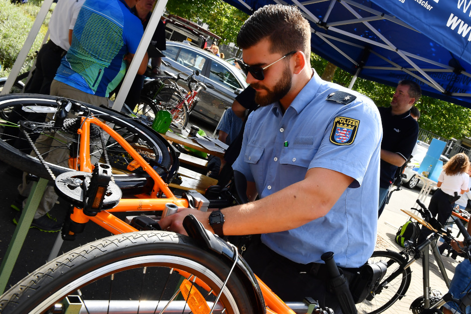 Zum Start der Fahrradsaison 2026 können Wiesbadenerinnen und Wiesbadener ihre Fahrräder bei der Polizei kostenlos codieren lassen. Die individuelle Gravur im Rahmen soll Diebe abschrecken und gestohlene Räder im Fall der Fälle leichter zuordnen.