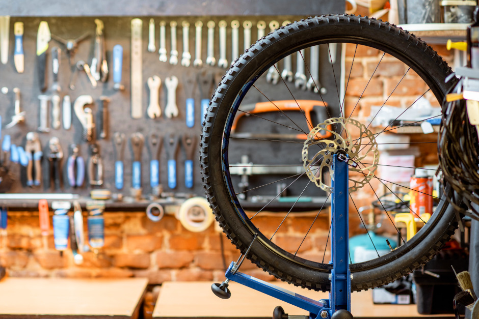 Ab April 2026 bietet der Umweltladen Wiesbaden praxisnahe Fahrradreparatur-Kurse in Kooperation mit der Fahrradstation „der Radler" und ADFC-Trainer Wolfgang Stallmann: Anfänger und Profis lernen Bremseneinstellung, Schraubenfestziehen und Schaltzugwechsel – nur 5 Euro Beitrag.