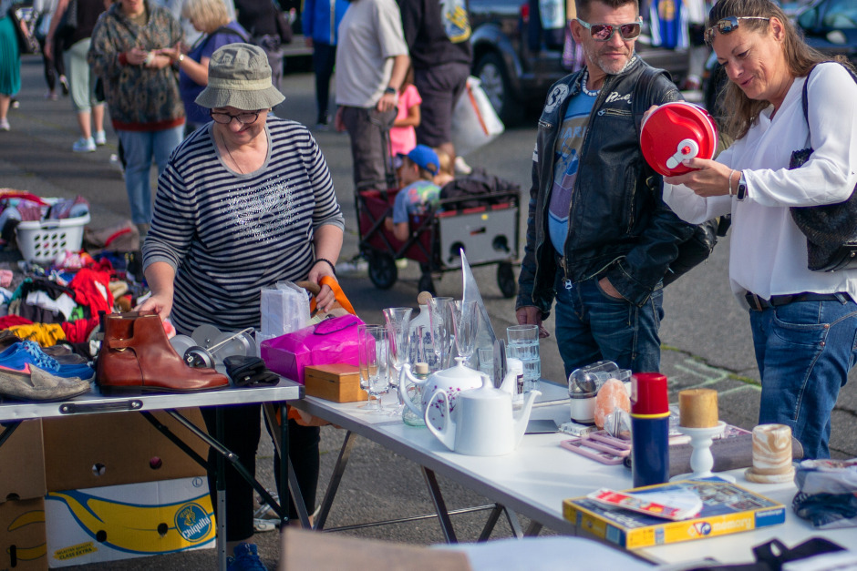 Flohmarkt in St. Birgid im Wiesbadener Stadtteil Bierstadt.