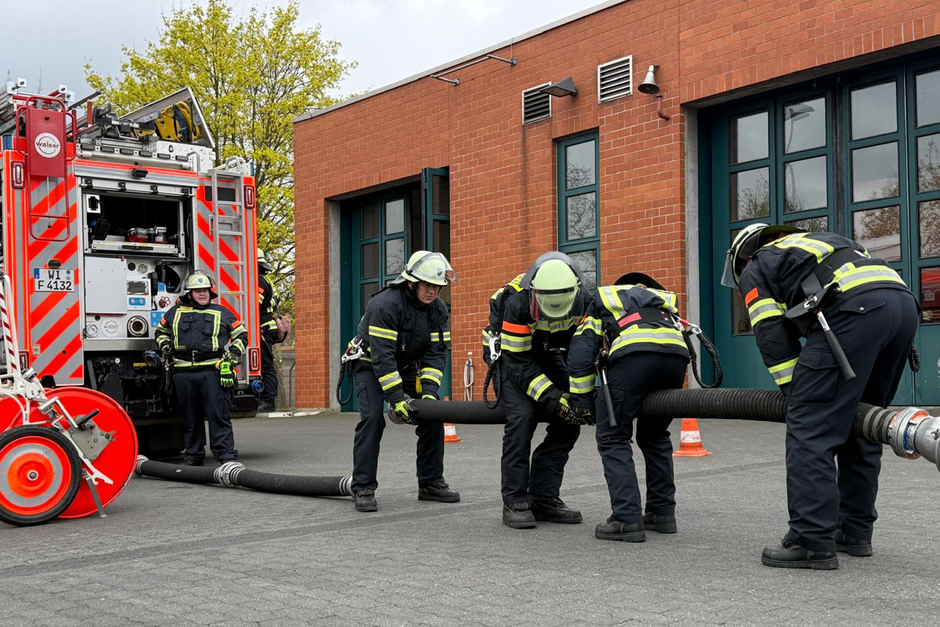 Insgesamt 23 Absolventen haben den neu gestarteten Grundausbildungslehrgang der Freiwilligen Feuerwehr Wiesbaden bestanden.