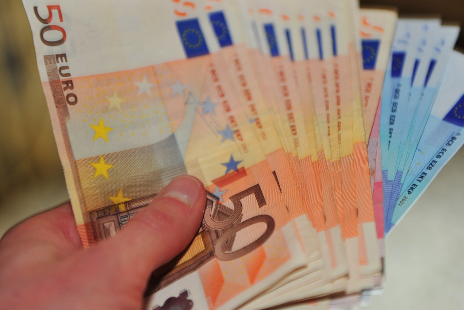 Telefonbetrüger schocken Wiesbadenerin mit erfundenem Verwandten-Unfall: Am Dienstag täuscht angebliche Verwandte schwere Autounfall-Schuld vor – Bargeldübergabe Scharfensteiner Straße in Biebrich an 35-40-jährigen „osteuropäisch aussehenden“ Mann mit braun-blauer Weste.