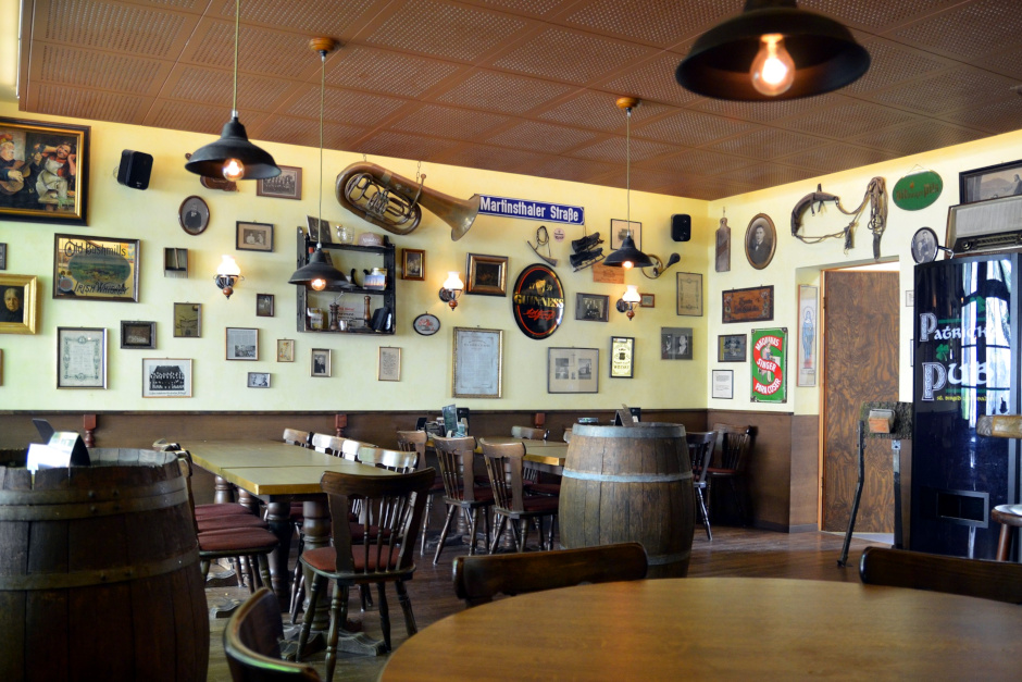 Irische Lebensfreude, herzhafter Eintopf und Live-Musik: Am Freitag, 20. März, verwandelt sich das Jugendhaus St. Patrick in Wiesbaden-Bierstadt wieder in einen waschechten Pub. Unter dem Motto „Paddy’s open“ feiert die Pfarrei St. Birgid den irischen Nationalheiligen – und lädt die gesamte Stadt ein, bei Guinness und Irish Folk mitzufeiern.