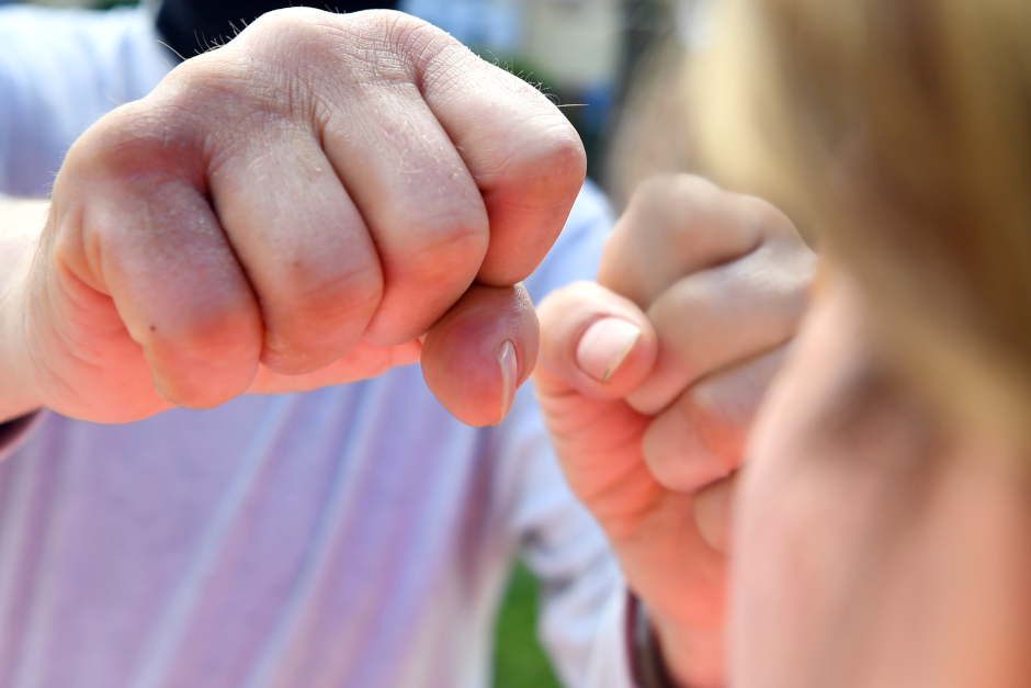 Hässliche Szenen auf dem Sportplatz „In der Witz“ in Wiesbaden-Kastel: Das B-Junioren-Punktspiel zwischen der FVgg. Kastel 06 und dem SV Erbenheim endete am Samstagnachmittag in einem handfesten Skandal. Kurz vor dem Schlusspfiff flogen auf dem Rasen die Fäuste statt der Bälle. Nur das beherzte Eingreifen eines Trainers verhinderte eine noch schwerere Eskalation der Gewalt.