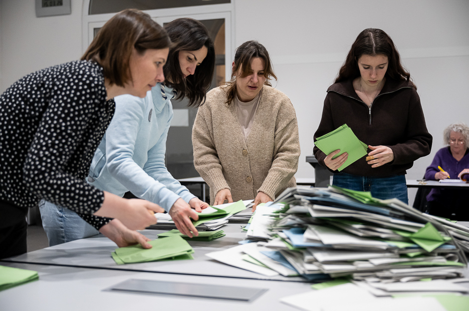 Wiesbadens Oberbürgermeister Gert-Uwe Mende und Dezernentin Maral Koohestanian ehren 2.500 Wahlhelferinnen und Helfer der Kommunalwahlen am 15.03.2026. Kumulieren/Panaschieren-Auszählung dank Ehrenamt.