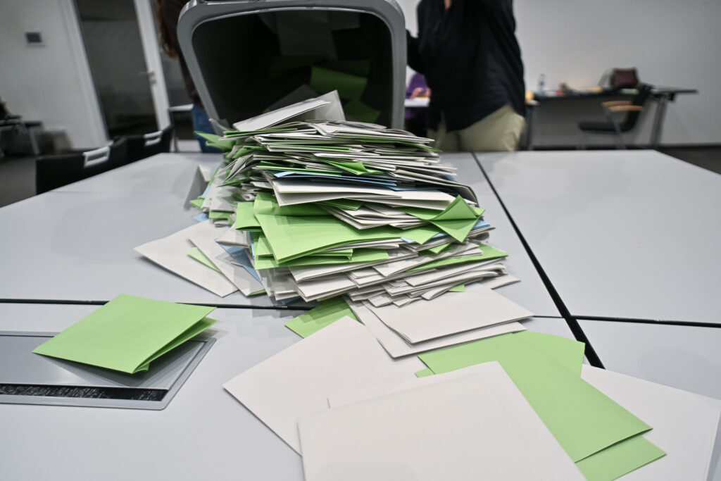 Seit Freitag liegt das amtliche Endergebnis der Wahl zur Stadtverordnetenversammlung 2026 vor. Nach der finalen Prüfung aller Stimmen steht fest: Die CDU ist der klare Wahlsieger, während die Grünen und die FDP historische Verluste hinnehmen müssen. Wir haben alle Zahlen, Stadtteile und die Sitzverteilung im Detail.