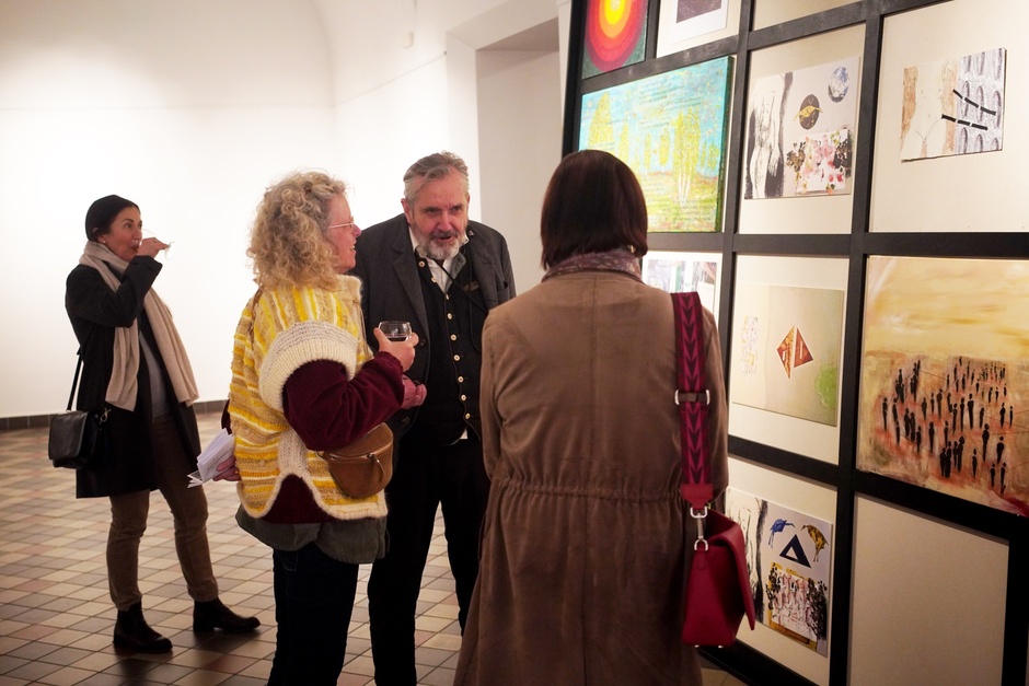 Eine Kunstausstellung mit Werken aus Wiesbaden und Kfar Saba (Israel) ist im Wiesbadener Rathaus zu bestaunen.