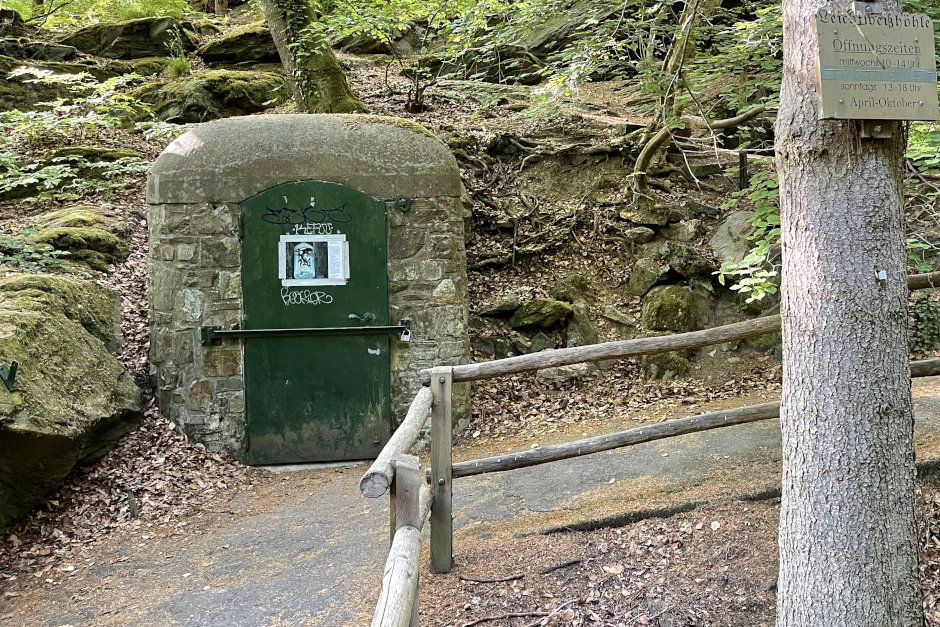 Leichtweißhöhle Wiesbaden öffnet Saison 2026: Wilderergeschichte & Rabengrund-Wanderung ab 1. April
