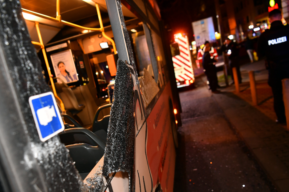 Ein unbekannter Täter warf in der Nacht zum Mittwoch eine Glasflasche gegen einen ESWE-Linienbus auf dem Kaiser-Friedrich-Ring und zerstörte eine Scheibe. Der Angreifer in Kapuzenpullover und gelbem Rucksack flüchtete Richtung Reisingeranlagen – Kriminalpolizei sucht Zeugen.
