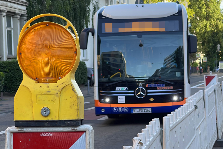 Sperrung der Mühlwiesenstraße in Wiesbaden-Sonnenberg. Busse werden umgeleitet.