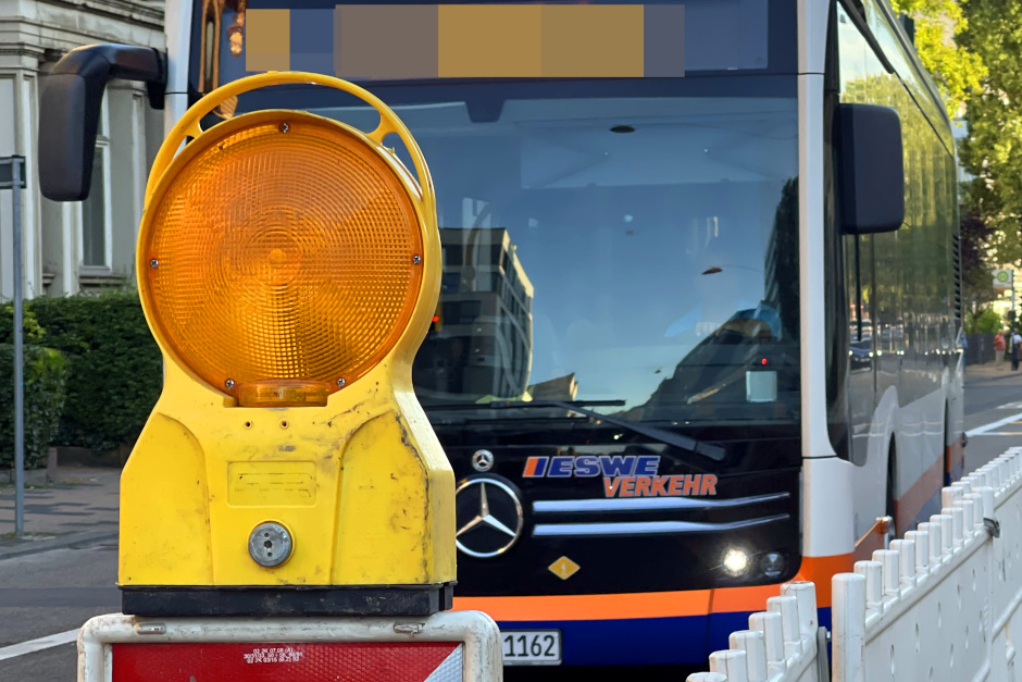 Sperrung der Vorderstraße in Wiesbaden-Kloppenheim. Busse werden umgeleitet.